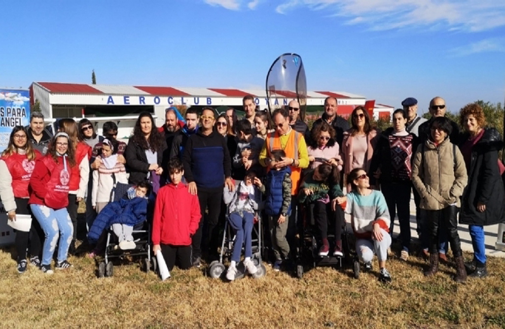Una veintena de niños disfrutan de paseos en avión gracias a la iniciativa Alas para un ángel